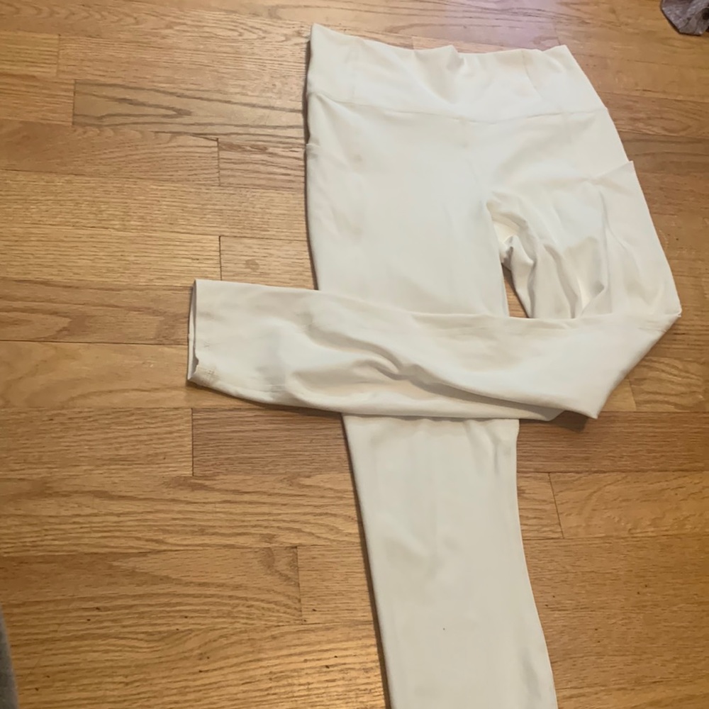 Fabletics creamy white leggins. With pockets. Size small. Perfect condition.